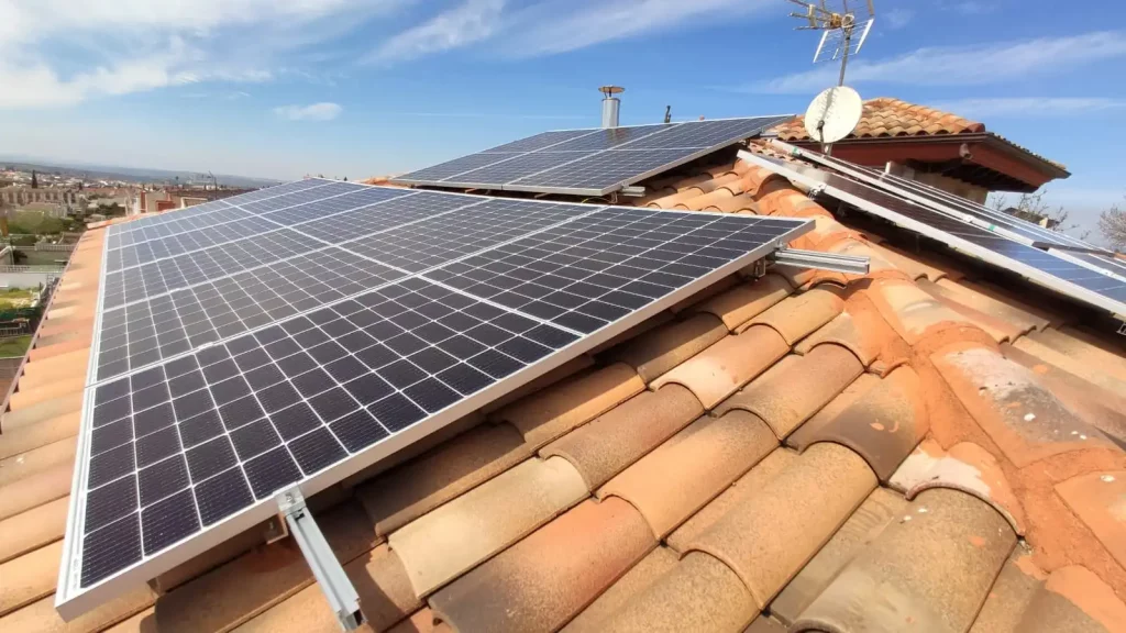 instalación solar que cumple los requisitos, normativas y permisos