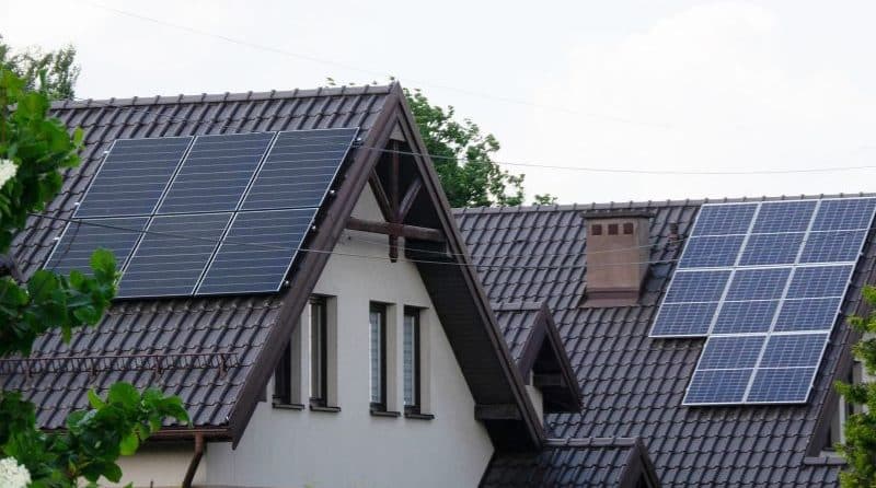 ¿Cuántas placas solares necesito para ser autosuficiente?
