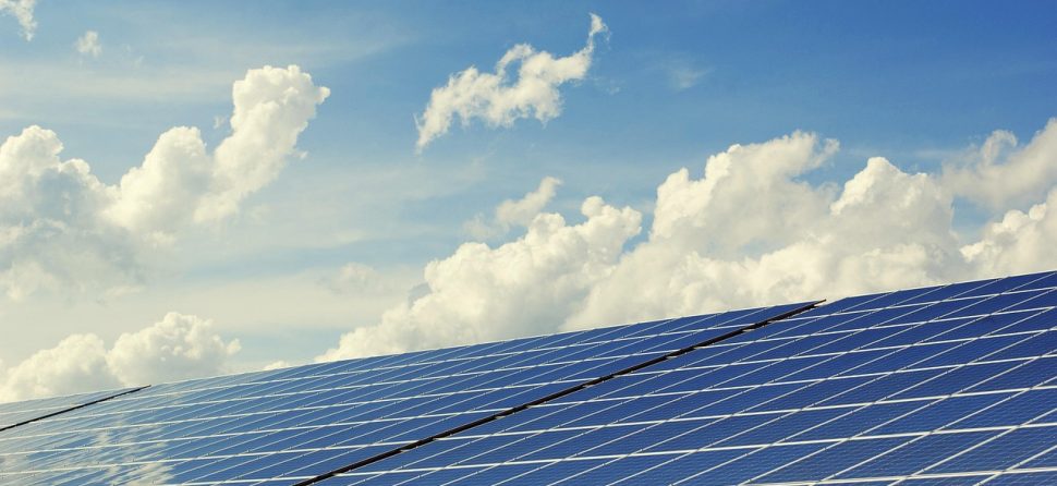 Microinversores solares: qué son, cómo funcionan y por qué mejoran el rendimiento de tus placas solares